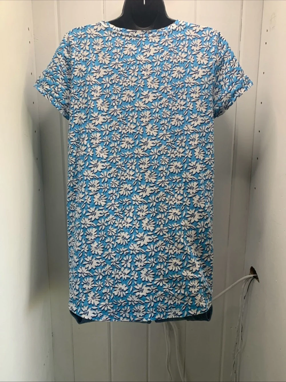 Lilly Pulitzer Top Women's M Luna Blue Etta V-Neck Cotton Tee Palm Beach Petals